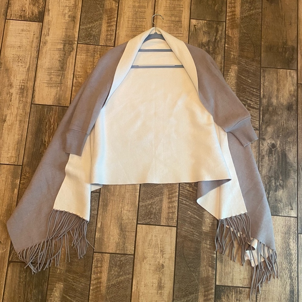 Mersea travel wrap reversible Gray/ white Fringe Scarf - Picture 9 of 11